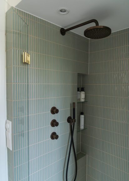 Inloopdouche met groene verticale tegels, Hotbath bronzen regendouche en kranen, inbouwnis voor opbergruimte, badkamerontwerp atelier Det Wageningen