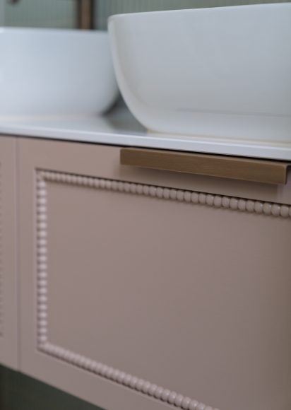 Badkamer detail wastafelmeubel met Decwood mouldings, gouden handgreep, Dekton werkblad en wastafelkom, maatwerk interieur atelier Det Wageningen