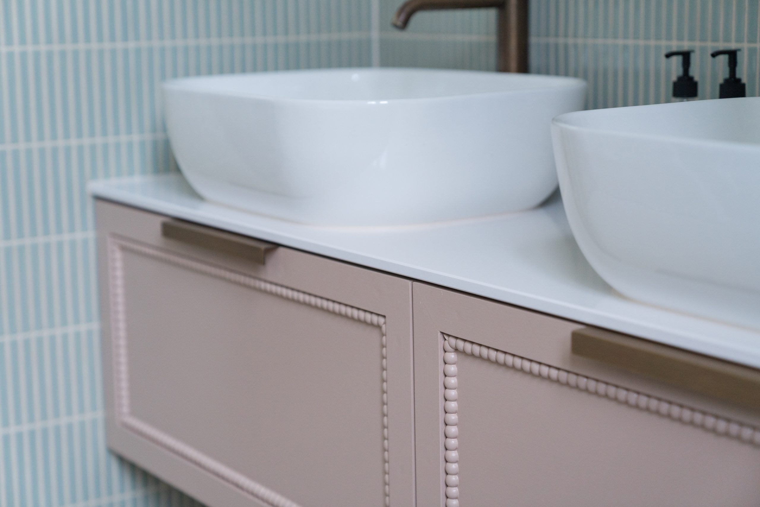 Dubbele wastafelmeubel met Dekton werkblad, Decwood mouldings, gouden handgrepen en groene verticale tegels, maatwerk atelier Det Wageningen