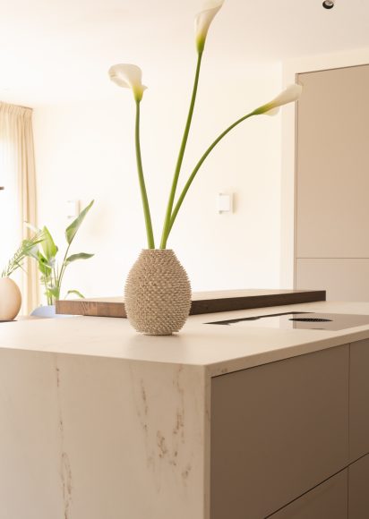 Moderne keuken hoekhuis Rotterdam met Dekton werkblad en maatwerk kasten
