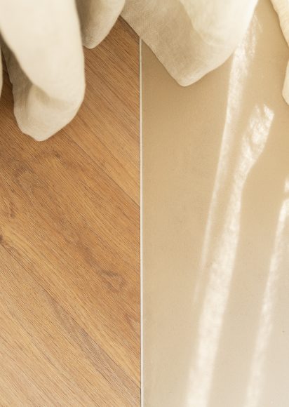 Detail gietvloer en visgraat pvc vloer met linnen gordijnen hoekhuis Rotterdam