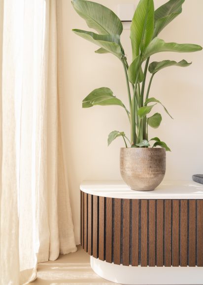 Maatwerk meubel met houten lamellen en groene styling hoekhuis Rotterdam