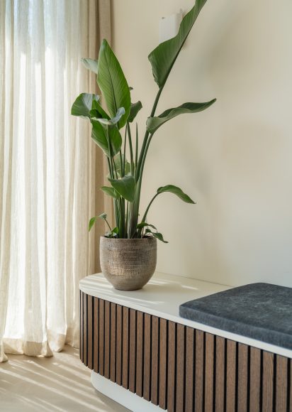 Rond maatwerk meubel met houten lamellen en Dekton blad interieur Rotterdam