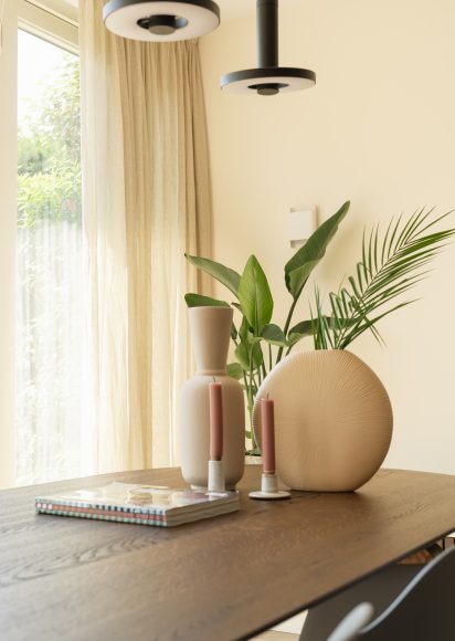 Interieur eetkamer met eiken tafel, Tonone hanglamp en Delta Light wandverlichting Rotterdam