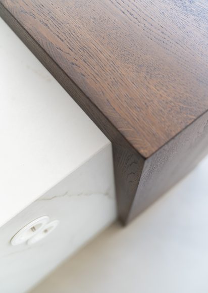 Keukeneiland detail Dekton werkblad met donker eiken hoekhuis Rotterdam